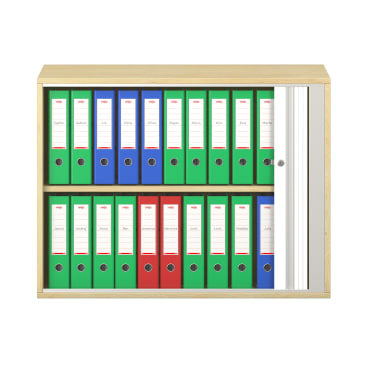 Ein Holzregal mit zwei Reihen ordentlich geordneter Ringbücher in grüner, blauer und roter Farbe, mit weißen Etiketten auf den einzelnen Ordnern. Eine weiße Schiebetür verdeckt teilweise die Ordner auf der rechten Seite des Regals.