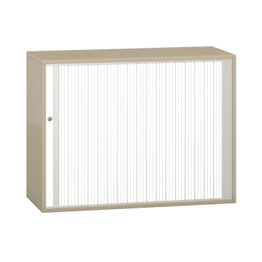 Ein beiger Metallschrank mit einer einzelnen Schiebetür mit vertikalen Rillen und einem kleinen runden Griff auf der linken Seite. Der Schrank ist rechteckig und steht auf einer ebenen Fläche.