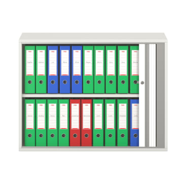 Ein weißer Schrank mit zwei Einlegeböden, die jeweils mehrere aufrecht stehende Ringbücher in den Farben Grün, Blau und Rot enthalten. Die rechte Seite des Schrankes hat eine geschlossene Schiebetür.