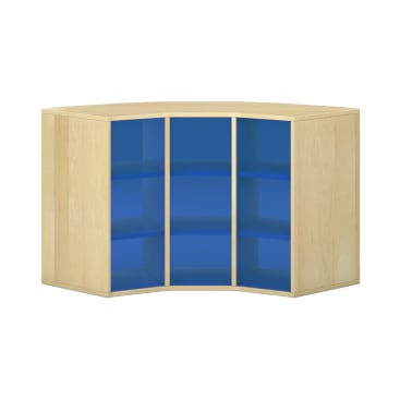 Ein Eckschrank aus hellem Holz mit drei blau getönten Glastüren, die den Blick auf die Einlegeböden freigeben. Der Schrank hat ein modernes, kantiges Design und ist vor einem weißen Hintergrund platziert.