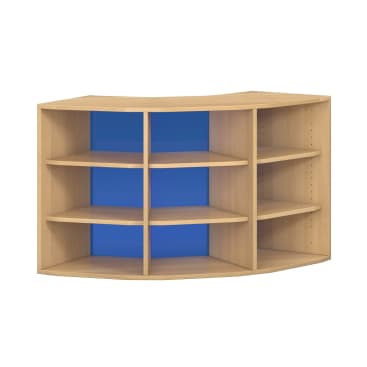 Ein Eckregal aus Holz mit blauer Rückwand, mit drei Ebenen offener Regale, die in sechs Fächer unterteilt sind. Die Regale sind so konzipiert, dass sie in eine Ecke passen.
