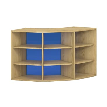 Ein Eckregal aus Holz mit blauer Rückwand und sechs dreieckigen Regalböden, die in zwei Reihen angeordnet sind, vor einem weißen Hintergrund.