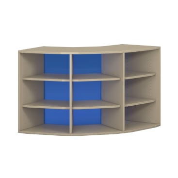 Ein beiges Eck-Bücherregal mit fünf Regalen und offener Rückwand, mit einer hellblauen Platte hinter den mittleren Regalen. Das Regal hat drei vertikale Trennwände, die vier Fächer bilden.