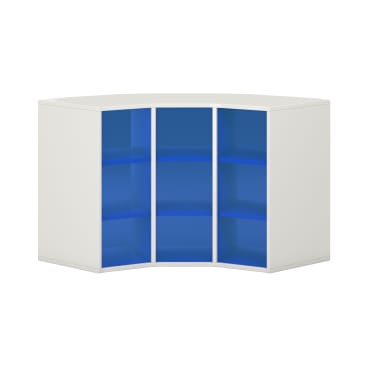 Ein weißes Eckregal mit drei vertikalen Abschnitten, die jeweils mit blauen Einlegeböden und Rückwänden versehen sind, vor einem schlichten weißen Hintergrund.