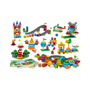 Eine Vielzahl von farbenfrohen LEGO DUPLO Steinen und Teilen sind in verschiedenen Bauwerken angeordnet, darunter Türme, Fahrzeuge, Rutschen, Tiere und Spielsets, mit Anleitungsheften auf der Vorderseite.