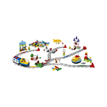 Eine Spielzeugeisenbahn mit grauen Schienen, einem blauen und gelben Zug, verschiedenen bunten Gebäuden, Fahrzeugen, Booten, Bäumen, Schildern und kleinen Spielzeugfiguren, die auf einem weißen Hintergrund verstreut sind.