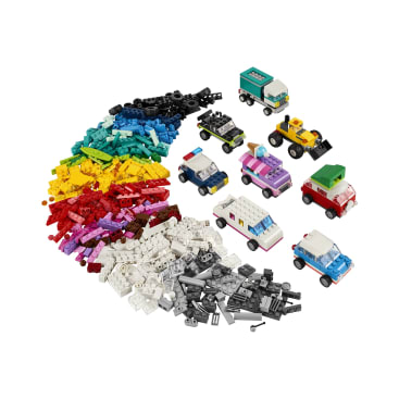 Eine Vielzahl bunter LEGO Steine sind in einem Halbkreis neben mehreren kleinen, zusammengebauten LEGO Fahrzeugen, darunter Autos, ein Lieferwagen und ein Polizeiauto, auf weißem Hintergrund angeordnet.