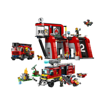 LEGO-Feuerwache mit zwei Feuerwehrautos, einer Rettungsdrohne, Feuerwehr-Minifiguren, einem Gebäude mit der Nummer 2, einem kleinen Baum und Flammen, die alle auf einem weißen Hintergrund angeordnet sind.