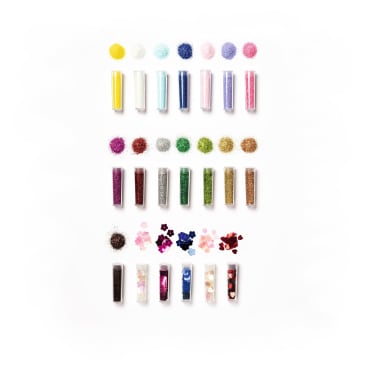 Eine Sammlung von kleinen Behältern, die in Reihen angeordnet sind und jeweils verschiedene Farben von Glitter, Puder, Pailletten oder dekorativen Materialien enthalten, die auf einem weißen Hintergrund dargestellt werden.
