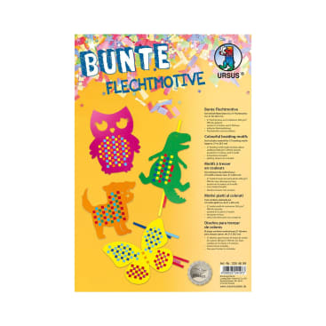 Ein Paket mit der Aufschrift "Bunte Flechtmotive" enthält bunte Webmotiv-Sets in Form einer Eule, eines Krokodils, eines Hundes und eines Schmetterlings, wobei bunte Papierstreifen auf gelbem Hintergrund zu sehen sind.
