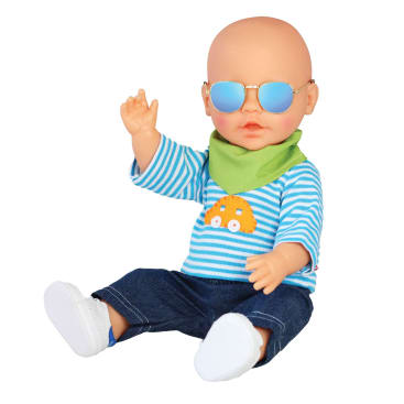 Eine glatzköpfige Babypuppe, die eine blau verspiegelte Sonnenbrille, einen grünen Schal, ein blau gestreiftes Hemd mit einer gelben Autografik, dunkle Jeans und weiße Schuhe trägt, sitzt mit einem erhobenen Arm.