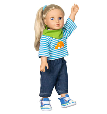 Eine blonde Puppe mit blauen Augen, die ein blau gestreiftes Hemd mit einem orangefarbenen Auto, einen grünen Schal, blaue Jeans und blaue Turnschuhe trägt, steht mit erhobenem rechten Arm.