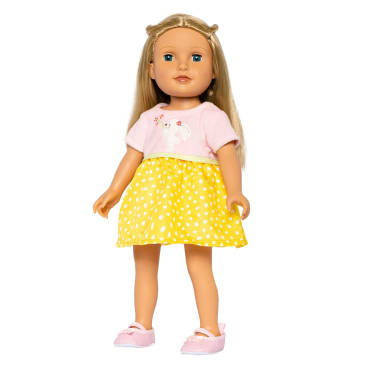 Eine blondhaarige Puppe mit blauen Augen, die ein rosa Oberteil mit einer Hasengrafik, einen gelben Rock mit weißen Punkten und rosa Schuhe trägt und vor einem schlichten weißen Hintergrund steht.