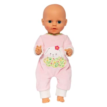 Eine Babypuppe mit blauen Augen und ohne Haare, gekleidet in ein rosafarbenes Outfit mit einem weißen Hasen und einem Blumenmuster auf der Vorderseite, steht vor einem schlichten weißen Hintergrund.