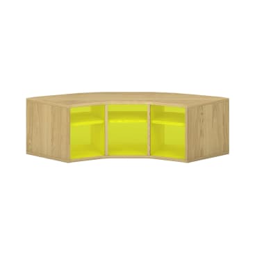 Fünfeckiger Eckschrank aus Holz mit drei offenen Regalen in der Mitte und leuchtend gelber Innenausstattung, umgeben von Paneelen mit Naturholzdekor.