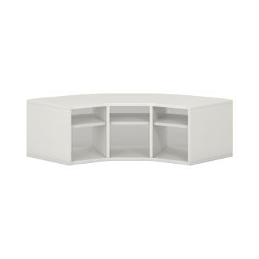 Ein weißes, fünfseitiges Eckregal mit drei offenen Fächern, die jeweils einen verstellbaren Einlegeboden enthalten. Der Schrank ist so konzipiert, dass er in eine Zimmerecke passt.