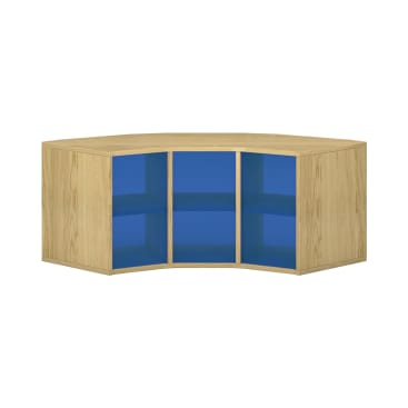 Ein Eckregal aus Holz mit drei offenen Fächern, die jeweils eine blaue Innenseite aufweisen. Das Regal hat eine helle Holzoberfläche und klare, gerade Linien.