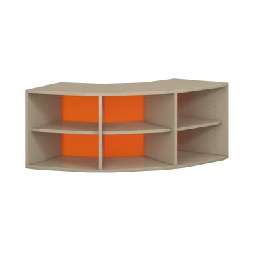 Ein beigefarbenes, geschwungenes, offenes Regal mit sechs Fächern und einer orangefarbenen Rückwand, die vor einem weißen Hintergrund steht.