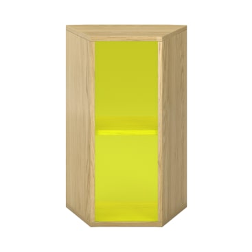 Ein sechseckiges Eckregal aus Holz mit einer leuchtend gelben Rückwand und einem Innenfach, fotografiert vor einem weißen Hintergrund.