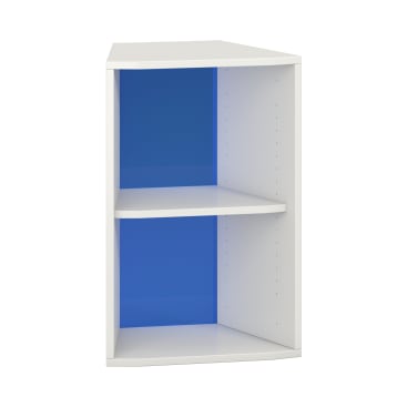 Ein weißes Eckregal mit zwei Einlegeböden und einer blauen Rückwand wird vor einem schlichten weißen Hintergrund gezeigt. Das Regal hat eine offene Vorderseite und ist so konzipiert, dass es in einer Ecke Platz findet.