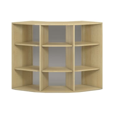 Ein Eckregal aus Holz mit drei vertikalen Abschnitten, die jeweils drei dreieckige Regalböden enthalten. Das Regal hat eine helle Holzoberfläche und ist so konzipiert, dass es in eine Ecke passt.
