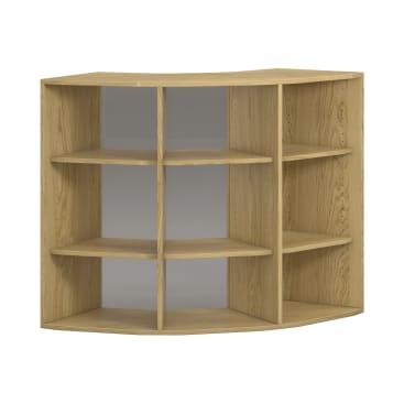 Ein Eckregal aus hellem Holz mit drei Etagen und sechs offenen Fächern, das in eine rechtwinklige Ecke passt. Die Regalböden haben eine dreieckige Form, und die Rückseite ist passend zu den Seiten ausgeführt.