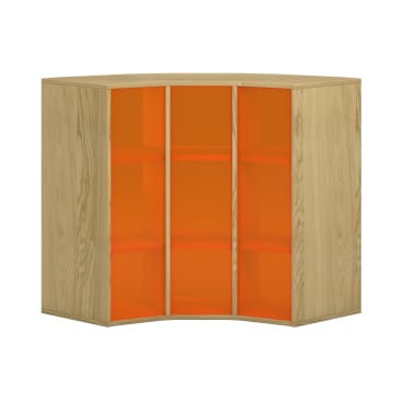 Ein Eckregal aus Holz mit drei orangefarbenen Einlegeböden und einer Rückwand, das sich durch sein kantiges Design und seine offenen Fronten auszeichnet und vor einem weißen Hintergrund steht.