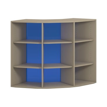 Ein beiges Eckregal mit drei horizontalen Regalböden und vertikalen Trennwänden, die sechs offene Fächer bilden; die Rückwand ist blau.