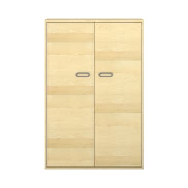 Ein geschlossener Kleiderschrank aus Holz mit zwei vertikalen Türen, heller Holzoberfläche und zwei rechteckigen Griffmulden in der Mitte jeder Tür. Der Hintergrund ist einfarbig weiß.