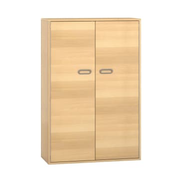Heller Holzschrank mit zwei Türen, die jeweils mit einem rechteckigen silbernen Griff vor einem weißen Hintergrund versehen sind. Der Schrank hat ein einfaches, modernes Design mit einer glatten Oberfläche und ohne sichtbare Verzierungen oder Füße.