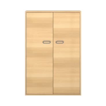 Ein geschlossener Kleiderschrank aus hellem Holz mit zwei vertikalen Türen und rechteckigen grauen Griffen in der Mitte jeder Tür, von vorne gesehen vor einem weißen Hintergrund.