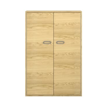 Ein heller Holzschrank mit zwei vertikalen Türen und silbernen rechteckigen Griffen, fotografiert vor einem weißen Hintergrund.