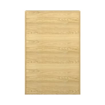 Eine rechteckige Holzplatte mit heller natürlicher Oberfläche und sichtbarer Holzmaserung, fotografiert vor einem weißen Hintergrund.