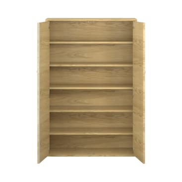 Ein Holzschrank mit zwei offenen Türen, die fünf leere horizontale Einlegeböden freigeben. Der Schrank hat eine helle Holzoberfläche und ein einfaches, modernes Design.