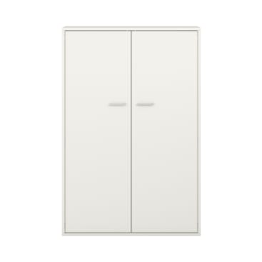 Ein einfacher weißer Schrank mit zwei vertikalen Türen und kleinen horizontalen Griffen, fotografiert vor einem weißen Hintergrund.