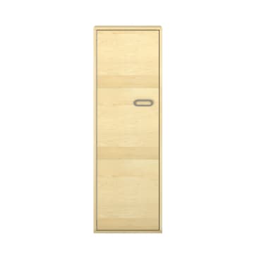 Ein hoher, rechteckiger Holzschrank mit heller, natürlicher Oberfläche, einer bündig abschließenden Tür und einem ovalen, ausgeschnittenen Griff in der Mitte. Der Schrank ist vor einem schlichten weißen Hintergrund fotografiert.