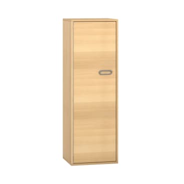 Ein hoher, rechteckiger Holzschrank mit einer einzigen Tür, heller Holzoberfläche und einem silbernen, ovalen Griff, fotografiert vor einem weißen Hintergrund.