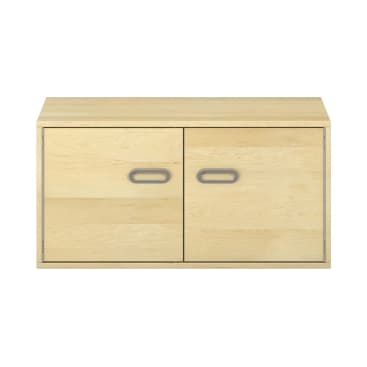 Ein Aufbewahrungsschrank aus hellem Holz mit zwei Türen, die jeweils einen rechteckigen grauen Griff aufweisen. Der Schrank hat ein einfaches, kastenförmiges Design und steht auf einem weißen Hintergrund.