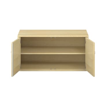 Ein Schrank aus hellem Holz mit zwei offenen Türen, die zwei Einlegeböden freigeben, von vorne gesehen vor einem weißen Hintergrund.
