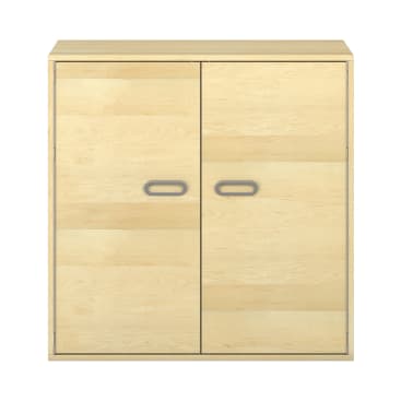 Ein Schrank aus hellem Holz mit zwei Türen, die jeweils einen ovalen Metallgriff in der Mitte aufweisen. Der Schrank hat eine schlichte, glatte Oberfläche und ein einfaches, rechteckiges Design.