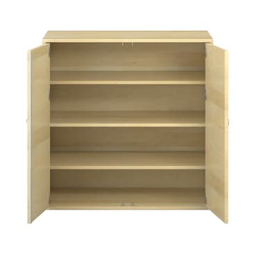 Ein hell lackierter Holzschrank wird mit geöffneten Türen gezeigt, die drei Einlegeböden und einen leeren Innenraum zeigen.