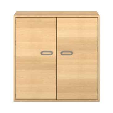 Ein Holzschrank mit zwei geschlossenen Türen, die jeweils mit einem rechteckigen silbernen Griff versehen sind. Der Schrank hat eine helle Holzoberfläche und ein einfaches, modernes Design.
