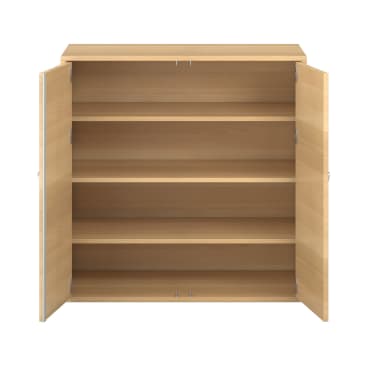 Ein hölzerner Schrank mit zwei offenen Türen, die vier leere Einlegeböden freigeben, wird vor einem schlichten weißen Hintergrund gezeigt.