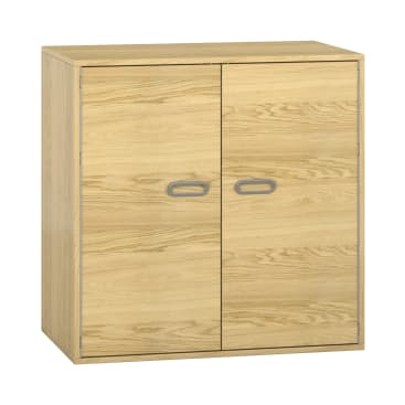 Heller Holzschrank mit zwei Türen, jede mit einem horizontalen silbernen Griff in der Mitte. Der Schrank hat eine einfache, rechteckige Form und keine sichtbaren Verzierungen.