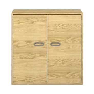 Ein heller Holzschrank mit zwei geschlossenen Türen, die jeweils einen ovalen Metallgriff in der Mitte aufweisen. Der Schrank hat ein einfaches, rechteckiges Design mit sichtbarer Holzmaserung.