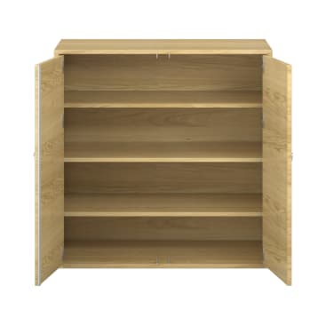 Ein Holzschrank mit zwei geöffneten Türen, die drei leere Einlegeböden freigeben. Der Schrank hat eine helle Holzoberfläche und ein einfaches, modernes Design.