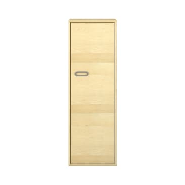 Ein Schrank aus hellem Holz mit einer einzigen Tür und einem horizontalen ovalen Griff, der etwas links von der Mitte positioniert ist, vor einem schlichten weißen Hintergrund.