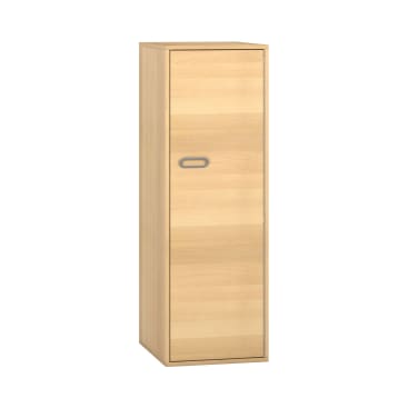 Ein hoher, rechteckiger Holzschrank mit einer einzigen Tür und einem silbernen Griff, abgebildet vor einem weißen Hintergrund. Der Schrank hat eine helle Holzoberfläche und ein einfaches Design.