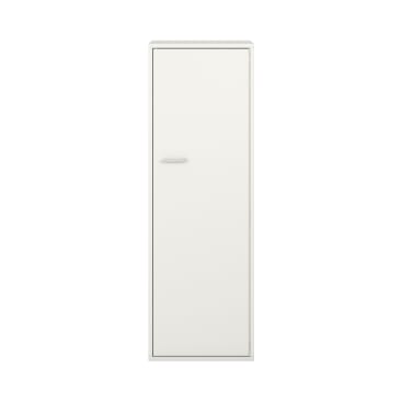 Ein hoher, weißer, rechteckiger Schrank mit einer einzigen geschlossenen Tür und einem einfachen silbernen Griff, von vorne gesehen vor einem schlichten weißen Hintergrund.
