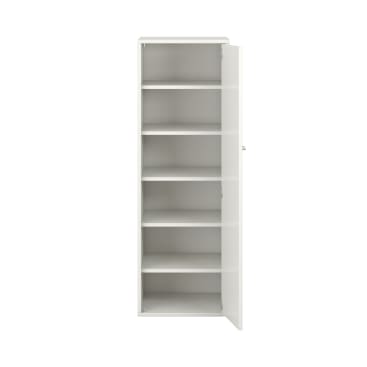 Hoher weißer Schrank mit sechs Einlegeböden und einer einzigen Tür, die geöffnet gezeigt wird, um das Innenregal zu zeigen. Der Schrank ist leer und steht vor einem schlichten weißen Hintergrund.